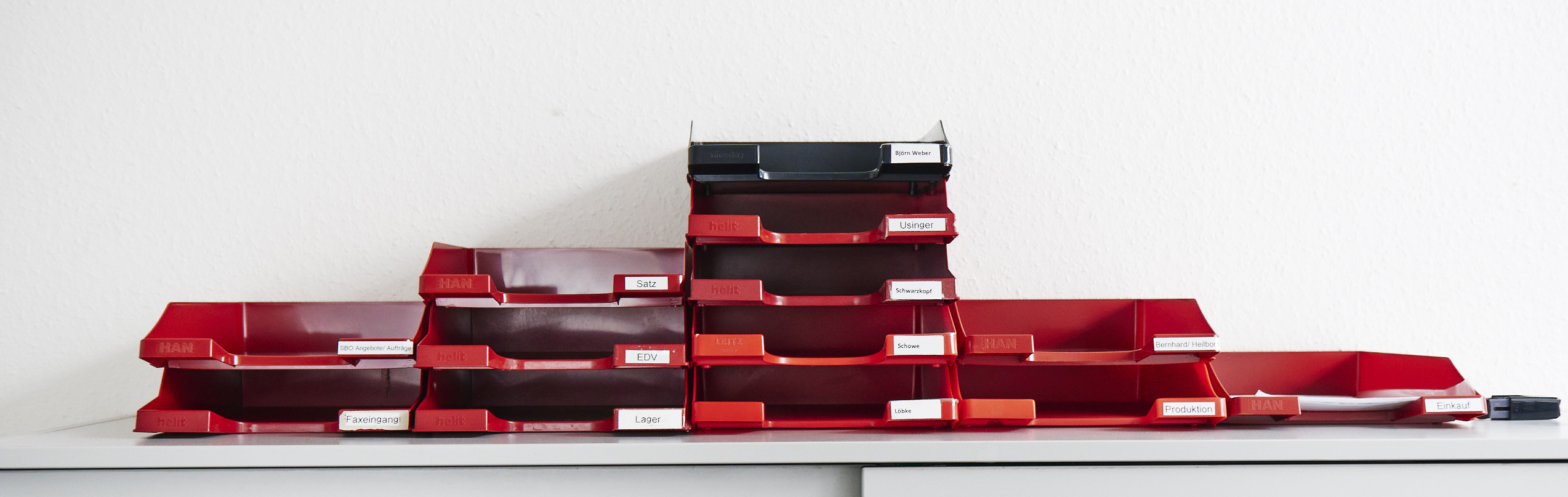 Mediaform - Unternehmensbroschüre Hintergrundbild Motiv Ablagefächer Mehrere Ablagefächer stehen auf einem Schrank