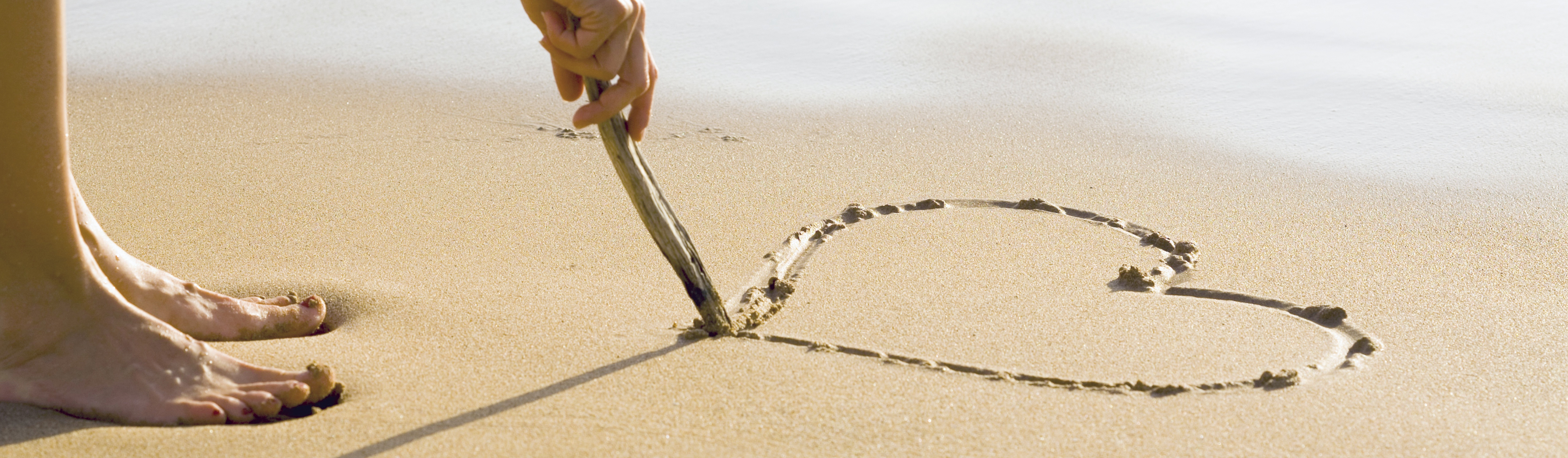 SIEWA - Servicebroschüre Hintergrundbild Motiv Strand Ein Herz wurde in den Sand gemalt